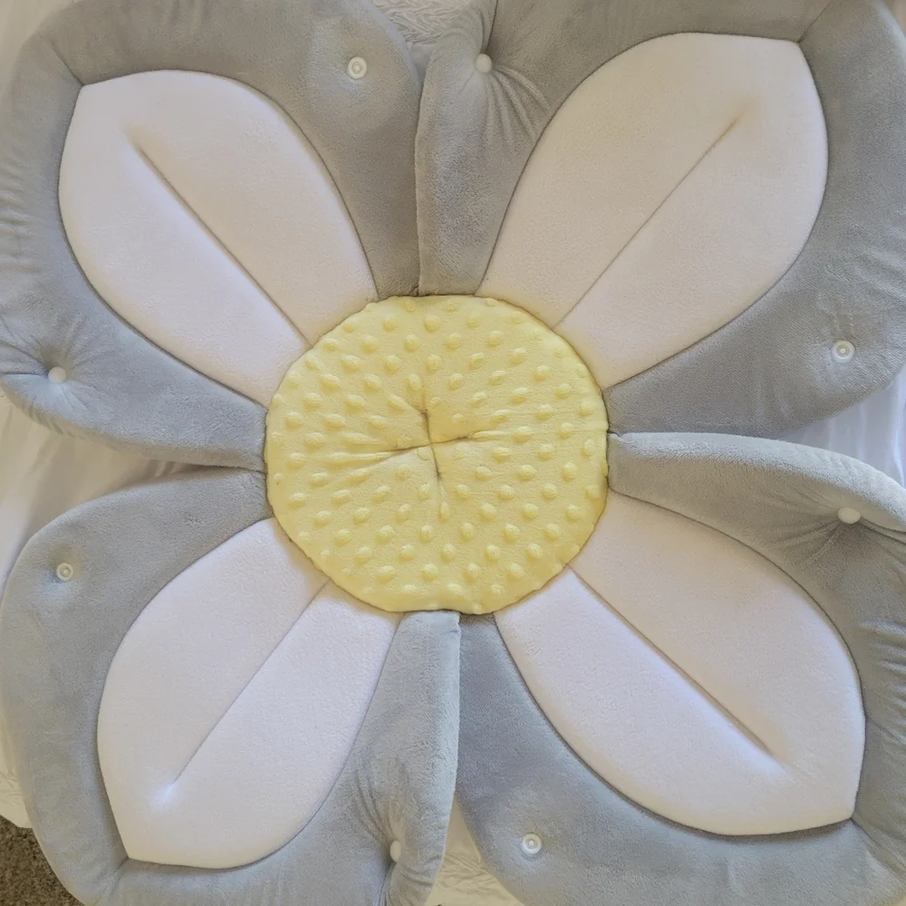 BloomingBath Gray and Cream Flower-Shaped Baby Bath Mat With Washcloths